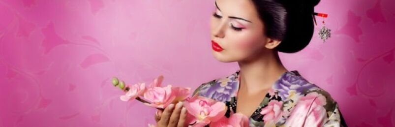 Стройно японско момиче